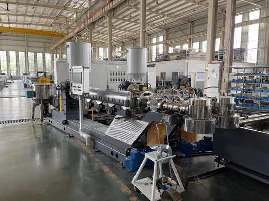 Extrusión de monofilamento de hierba recta bicolor LLDPE para 12000 Dtex